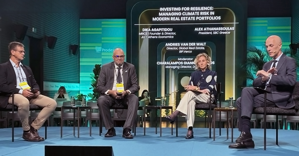 Four participants seated on stage during a Prodexpo 2026 discussion on climate resilience and real estate investment.